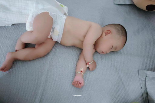 博兴六个月宝宝眼睛散光